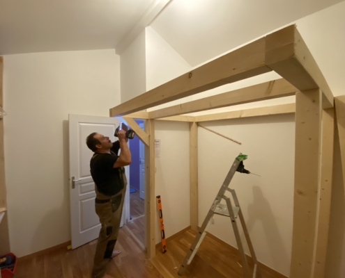 Lit mezzanine en face du dressing